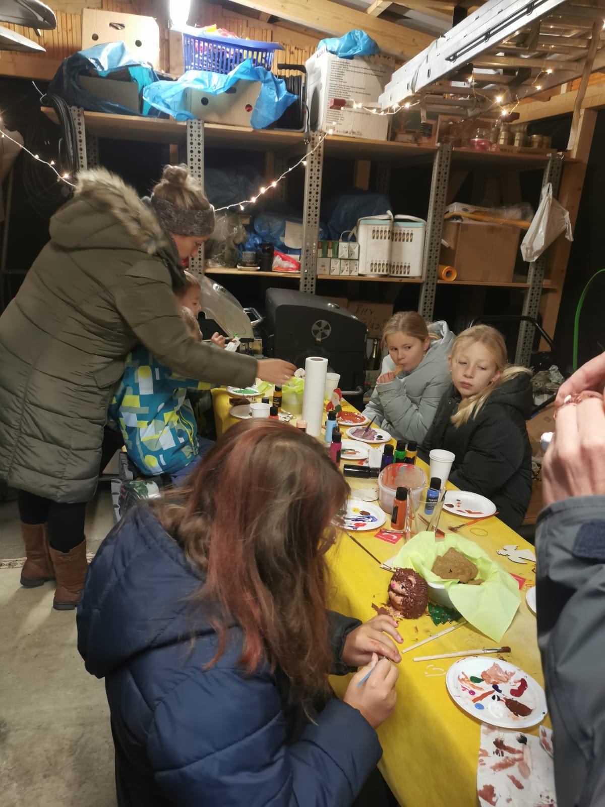 Kinder beim Basteln von Schmuck für den Weihnachtsbaum